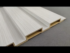 WPC-Wandpaneel mit Holzmaserung für die Wanddekoration im Innen- und Außenbereich