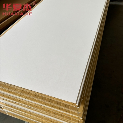 Hochwertige weiße WPC-Wandplatte 600x9mm Laminat WPC-Platte wasserdichtes Dekorationsmaterial
