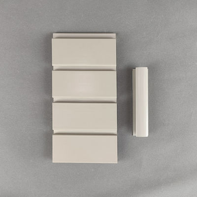 Ein guter Preis. Glatter zusammengesetzter falscher Slatwall-Anzeigen-Regal-Plastik für Anzeigen-Wand Online