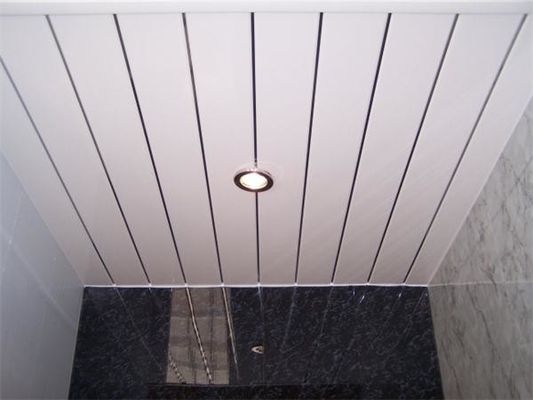 Ein guter Preis. Alterungsbeständigkeit deckt weiße PVC-Decke Platten für Krankenhaus, Schule mit Ziegeln Online