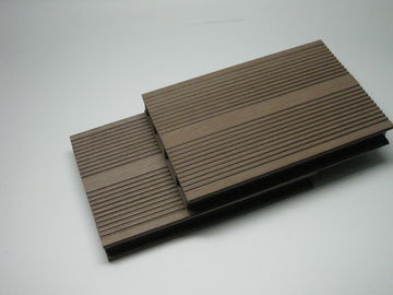Ein guter Preis. Aufbereitete WPC-Decking-Bodenbelag-Holz-Plastikzusammengesetzte Decking-Bretter im Freien Online