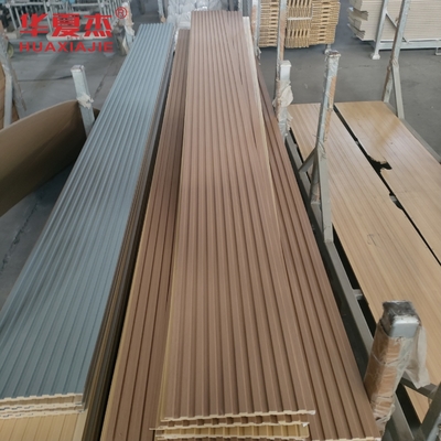 Wasserdichte Wand- und Deckenplatten aus Holz-Kunststoff-Kompositen (WPC) für den Außenbereich