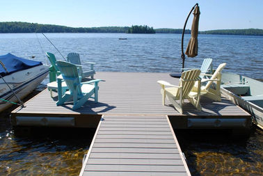 Ein guter Preis. Mit--Extrution Technologie zusammengesetzter Plastikdecking-wartungsfreies im Freien Online
