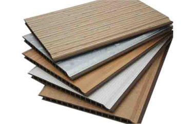 Ein guter Preis. V Gap PVC-Deckenverkleidungs-täfelt hölzernes Korn PVC Dekoration PVC-Decken-Fliesen Online