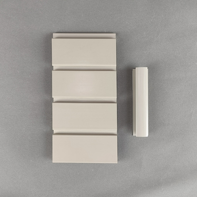 Ein guter Preis. Glatter zusammengesetzter falscher Slatwall-Anzeigen-Regal-Plastik für Anzeigen-Wand Online