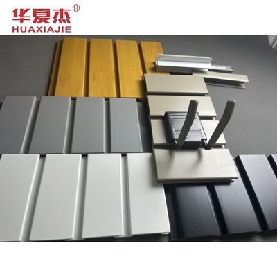 Qualität Glatte Oberflächen-Platten-Garagen-Platten-Innendekorations-Material PVCs Slatwall Fabrik
