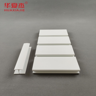 Ein guter Preis. Einfaches Installation PVC Slatwall täfelt feuchtigkeitsbeständiges ausgezeichnetes Online
