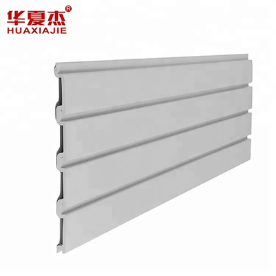 Qualität Einfluss 300 mm x 17 mm PVC-Slatwall-Platten Fabrik
