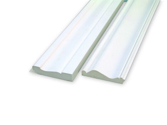 Ein guter Preis. Weiße PVC-Zierleiste mit glatter Oberfläche für den Innenbereich, ideal zum Abdecken von Lücken und zur Schaffung nahtloser Übergänge zwischen Oberflächen Online