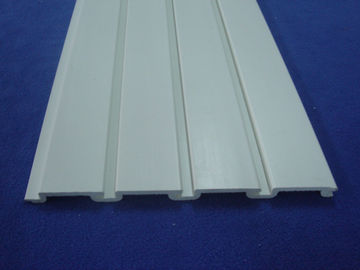 Ein guter Preis. Spitzenplastik-PVC Slatwall täfelt Werkzeug-Speicher mit Latten-Wand-Haken Online