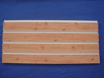 Ein guter Preis. Feuchtigkeitsfeste 4ft 8ft Platten-Befestigung PVCs Slatwall besonders angefertigt mit hölzerner Korn-Oberfläche Online