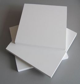 Ein guter Preis. Kundengebundenes WPC hölzernes zusammengesetztes Plastikfoamcore/Schaukasten Online